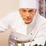 chef cuisinier accoudé au plan de travail intérimaire chez adaptel-lyon