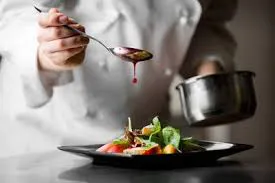 le chef de partie est attentif