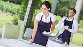 une femme commis de salle dressant une table