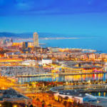 Photo de la ville de Barcelone ou se trouve une agence ADAPTEL. Photo en couleur avec la ville et la mer