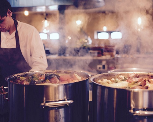casseroles en ébullition dans une salle de cuisine