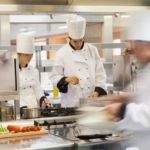 Brigade de cuisine préparant des plats dans les cuisines d'un restaurant