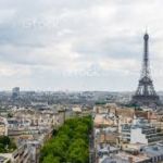 Photo de la ville de Paris en plein jour, avec la Tour Eiffel