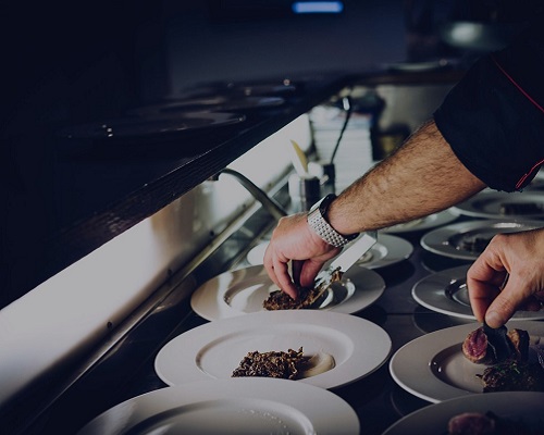 dressage d'une assiette gastronomique par un cuisinier