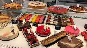 banque-de-patisserie-assortiment-de-gateaux